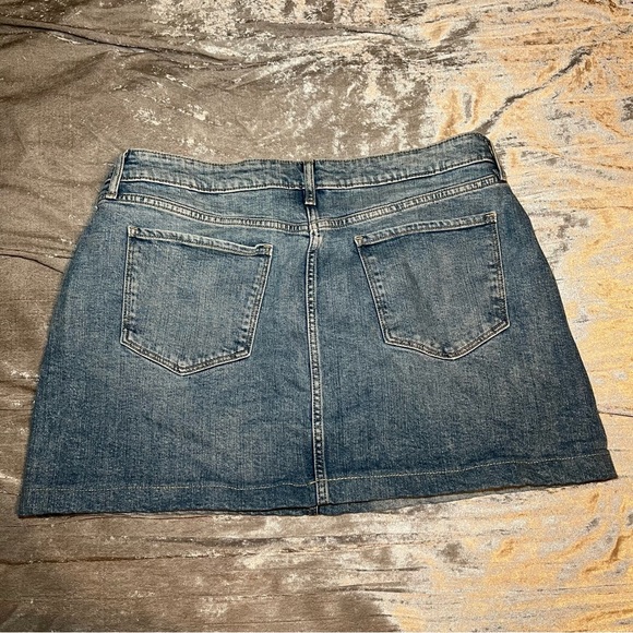 Old Navy Light Wash Denim Jean Mini Skirt Women’s Size 16 - Picture 3 of 3